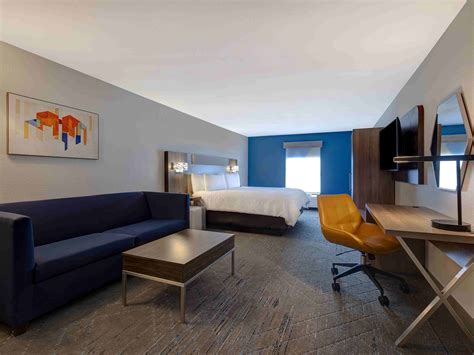 Pet-Friendly Hotels in Omaha, NE | Holiday Inn Express Omaha West ...