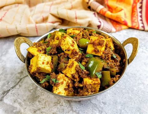 Kadai Paneer Recipe | Restaurant Style Kadai Paneer | VegeCravings