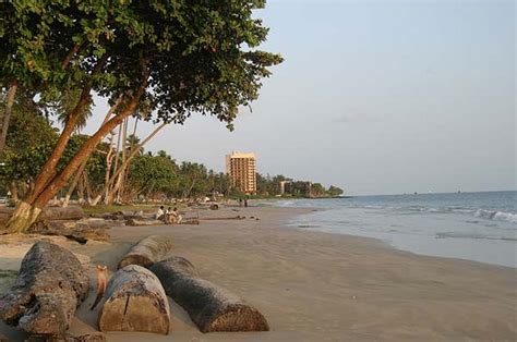 Libreville bien-sûr, la plage et ses billes de bois perdues et jetées ...