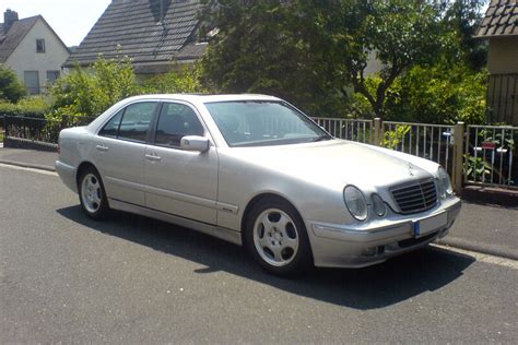 File:Mercedes W210 Avantgarde silber vr.jpg - Wikimedia Commons