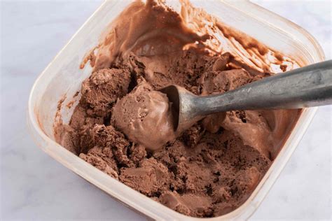 Easy No-Cook Homemade Chocolate Ice Cream Recipe