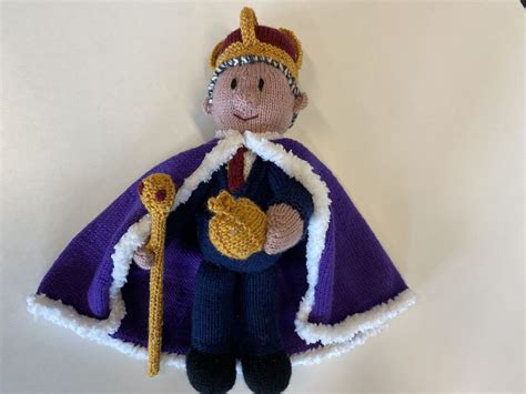 Free knitting pattern to knit a King Charles for the coronation