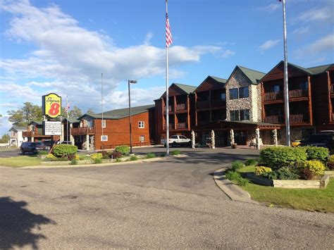 11 Best VERIFIED Pet Friendly Hotels in Mackinaw City with Weight Limits & Pet Fees