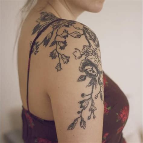 Tatouage épaule branches et fleurs - 20 tatouages à porter fièrement sur l'épaule - Elle