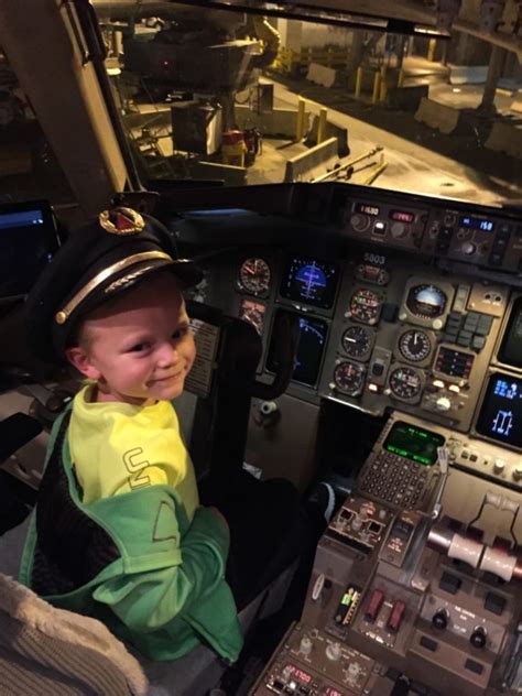 Can A 3 Year Old Sit In An Airplane Seat? – Meant 2 Dad