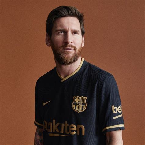 Messi, la cara de la presentación de la camiseta negra de Barcelona ...