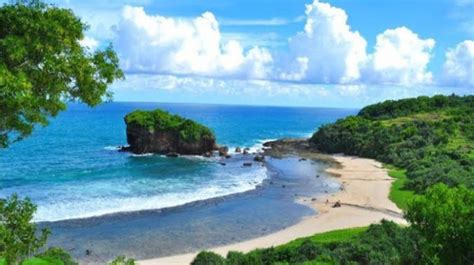 5 Pesona Pantai Wediombo, Cocok Untuk Surfing Hingga Camping