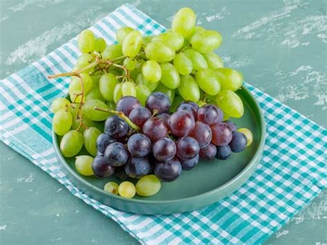 Black Grapes VS Green Grapes which One Is Good For Your Health And Why ...