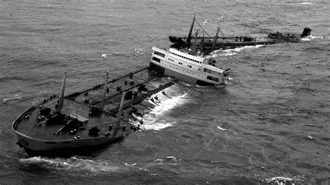 Torrey Canyon: The shipwrecked supertanker | Torrey canyon, Abandoned ...