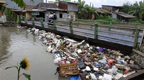 Hujan, Banjir dan Sampah Menumpuk di Sungai – Suara Surabaya