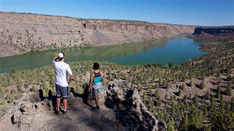 Lake Billy Chinook: where to camp, hike, fish and swim