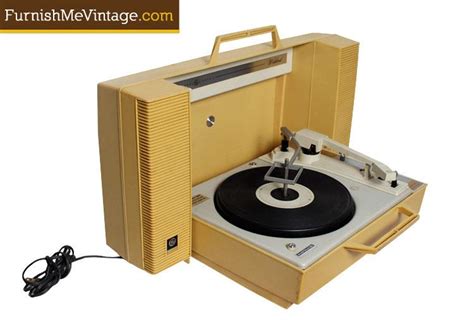 Vintage GE Wildcat Portable Record Player