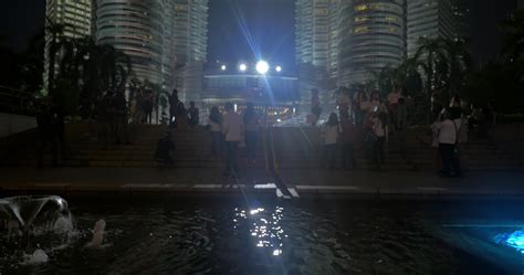 Night view of Petronas Twin Towers in Kuala Lumpur, Malaysia 28432625 ...