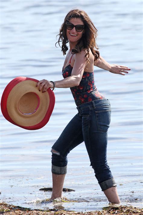 Idina Menzel in jeans filming scenes for the Beaches -04 | GotCeleb