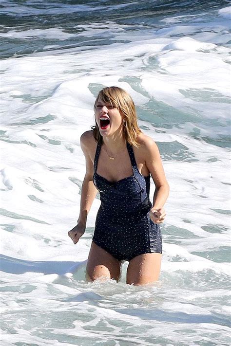 Taylor Swift Poses Adorably For Paparazzi Wearing Cute Retro Swimsuit ...