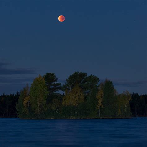 Total lunar eclipse › Way up north