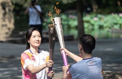 Torch Relay for delayed Asian Games officially begins in Hangzhou / Comienza oficialmente el ...