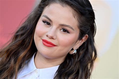 Selena Gomez: Plastic Surgery or Lupus? Why Fans are Wrong