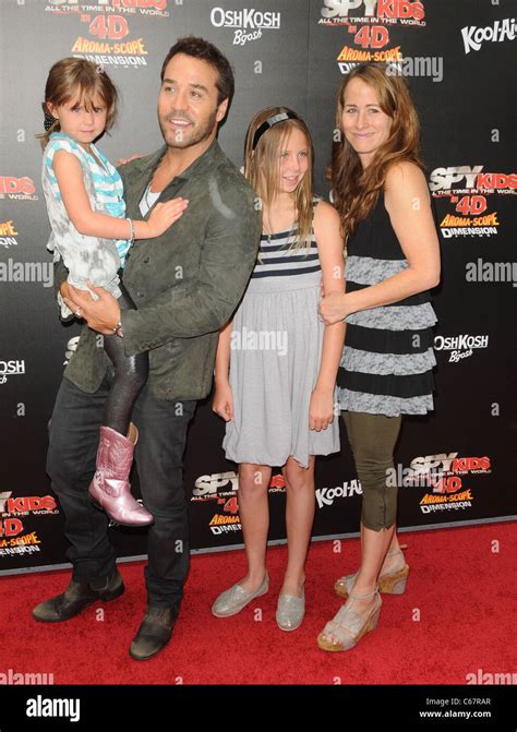 Jeremy Piven, sister Shira and two nieces at arrivals for World ...