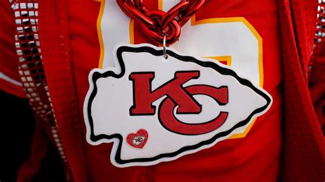 Native American advocates protest Kansas City Chiefs name ahead of Super Bowl LVII - ABC News