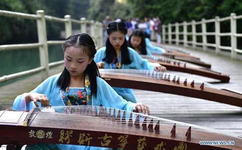 Children play traditional Chinese instrument Guzheng in China's Hubei ...