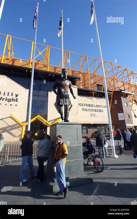 MOLINEUX STADIUM & STATUE WOLVES STADIUM MOLINEUX STADIUM WOLVERHAMPTON ENGLAND 24 January 2009 ...