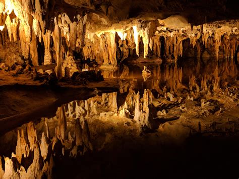 Luray Caverns VA USA. [4032x3024][OC] A magical world underground. It's difficult to distinguish ...