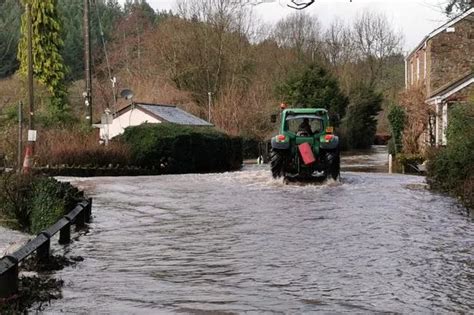 Devon flood warnings as roads turn to rivers in heavy rain - Devon Live