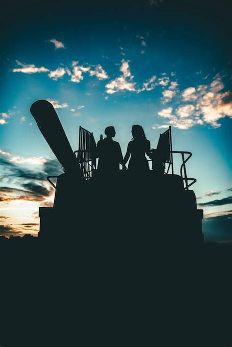 Silhouette of Couple at Sunset · Free Stock Photo