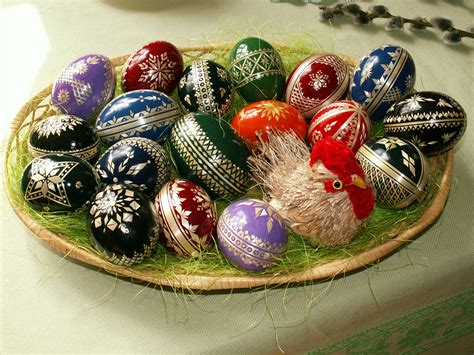 Dosiero:Easter eggs - straw decoration.jpg - Vikipedio