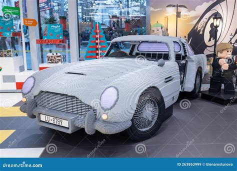 A Life-Size Aston Martin DB5 Made of Nearly 350,000 Legos is on Display ...