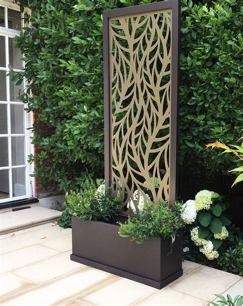Garden screen - London. | Vertical garden design, Garden privacy screen, Backyard landscaping ...