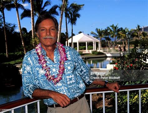 Richard Chamberlain, Hawaii - Urlaub, Swimming-Pool, ;Orchideenkranz,... News Photo - Getty Images