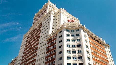 Riu (por fin) abre el hotel Plaza España tras una década abandonado ...