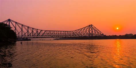 These Quirky Facts About Howrah Bridge Are Your Food For Thought Today!