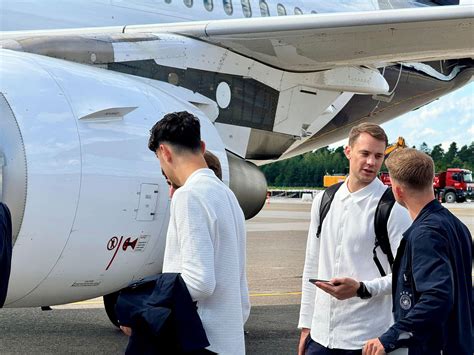 Flughafen Nürnberg: Abflug für Nationalelf - Public-Viewing-Bereich im Aufbau