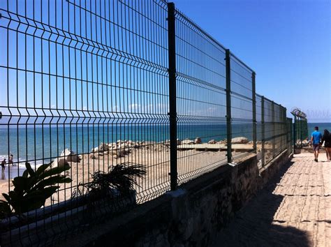 Elegante cercado de reja de acero en color verde. | Vallas de seguridad, Cercas perimetrales ...