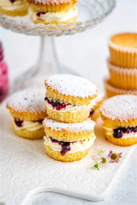 Mary Berry Victoria Sponge - Supergolden Bakes