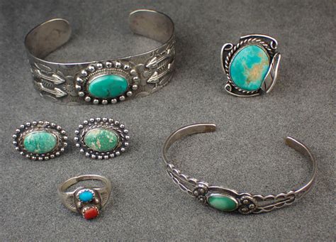 Lot - COLLECTION OF SOUTHWEST NATIVE AMERICAN JEWELRY