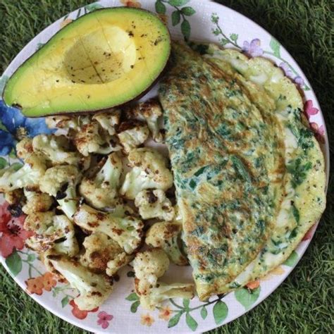 Keto-Friendly Spinach Cheese Omelette Recipe - Yummy Tummy