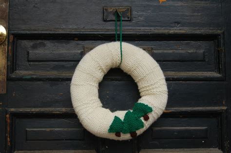 Knitted Christmas Wreath Free Pattern - Knitting Bee