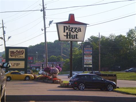 Vintage Pizza Hut sign in Aurora, IN | We saw lots of old re… | Flickr