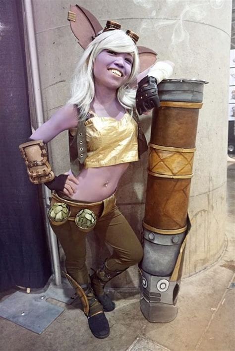 Woman with Dwarfism Regains Confidence Through Cosplaying