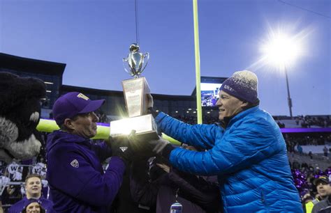 University of Washington football coach resigns, will still coach bowl ...