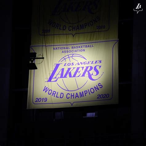 On this day 2 years ago, the unveiling of banner 17 : r/lakers