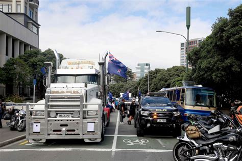 Key U.S.-Canada border crossing blocked by truckers as Covid protest ...