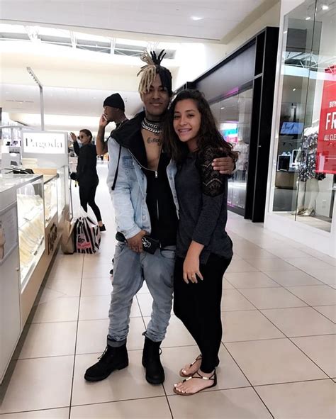 X taking a photo with a fan at the mall : r/XXXTENTACION