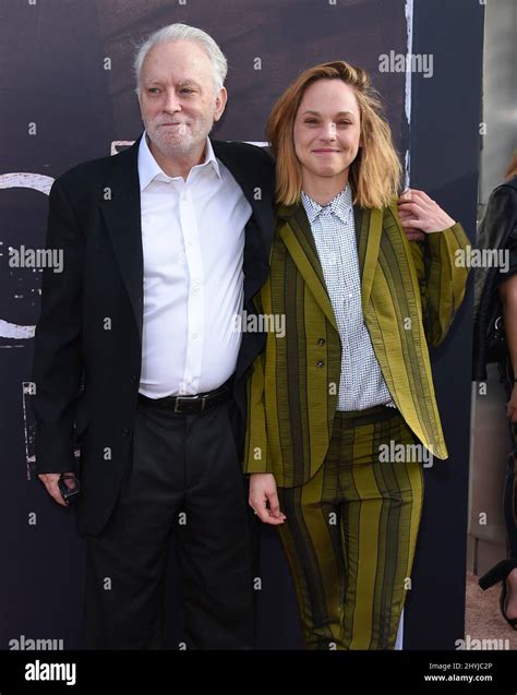 Brad Dourif et Fiona Dourif à la première « Deadwood » de HBO films à Los Angeles Photo Stock ...