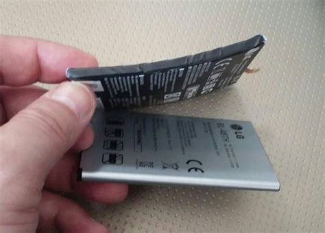 LG G Flex curved battery pictured out of phone, it's certainly