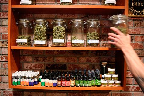 Illinois opens dispensaries to sell medical marijuana